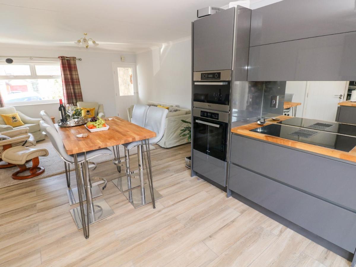 1 Gloucester Way Пемброук Док Екстериор снимка