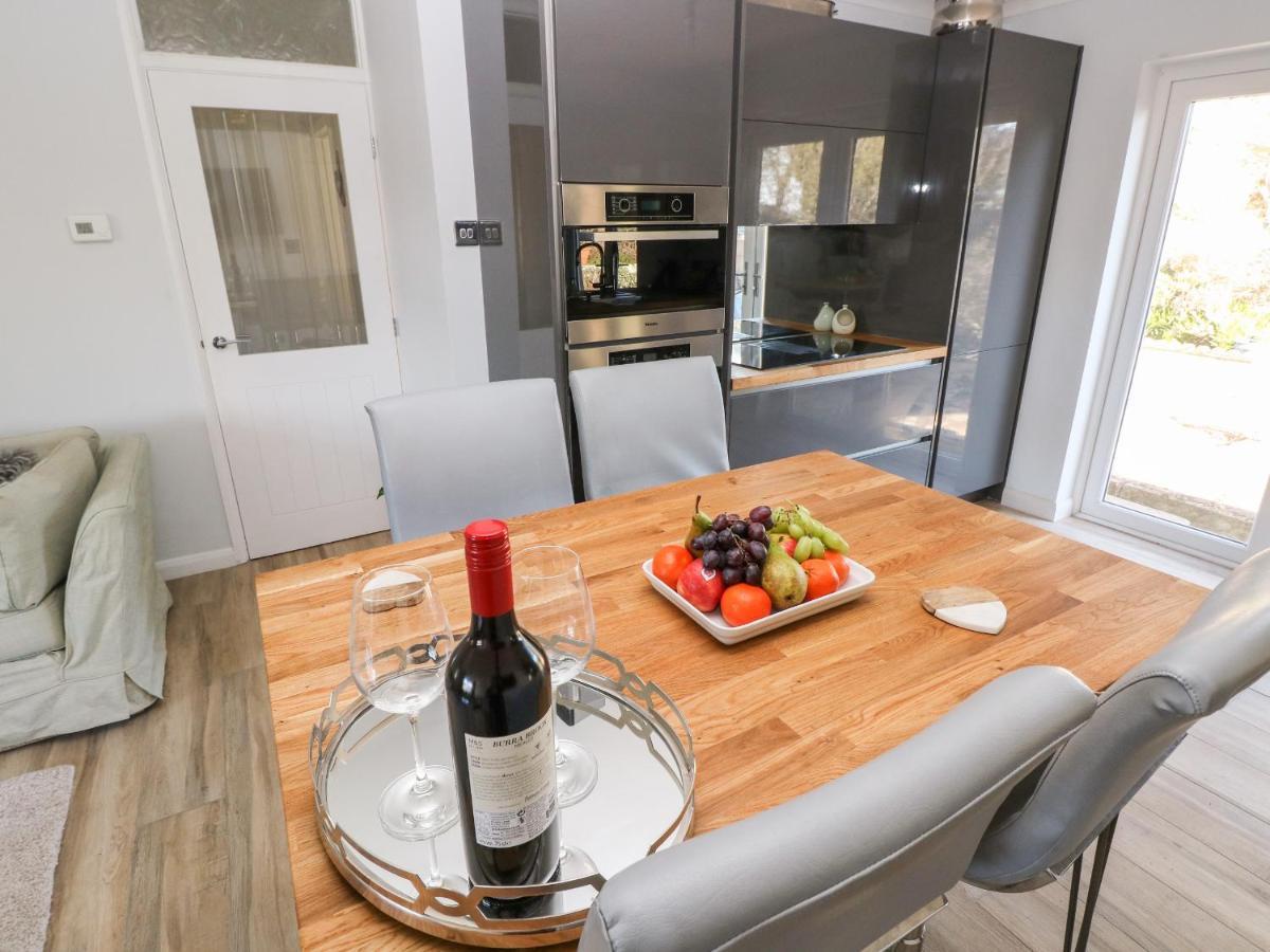 1 Gloucester Way Пемброук Док Екстериор снимка