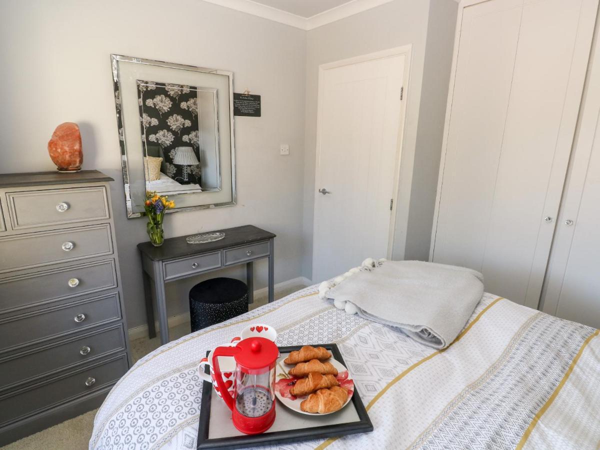 1 Gloucester Way Пемброук Док Екстериор снимка